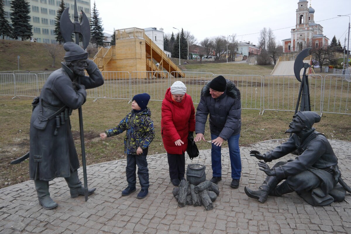 Мой сын и мои родители в Серпухове этой зимой. Фото автора.