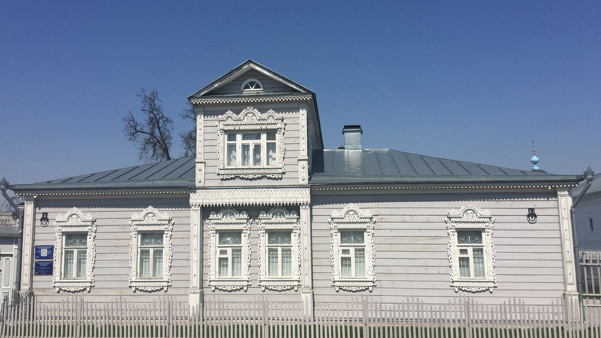 Дом с ажурными наличниками