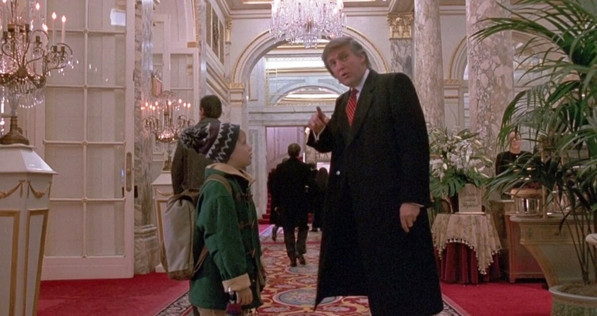 Дональд Трамп в "Один дома: Затерянный в Нью-Йорке". Кадр из фильма 