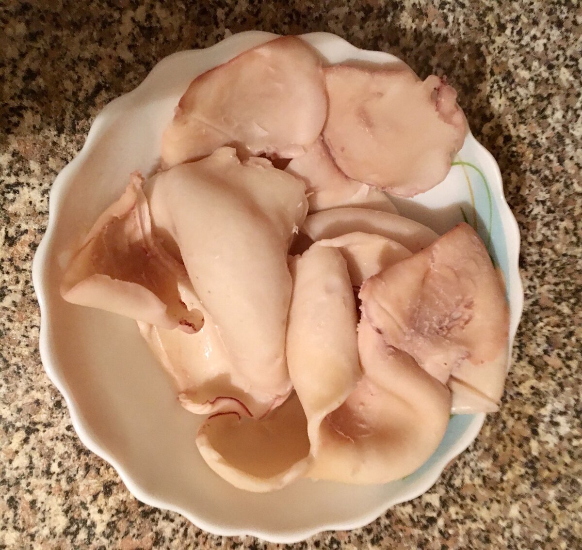 Нарезаем потом кальмары кубиками 