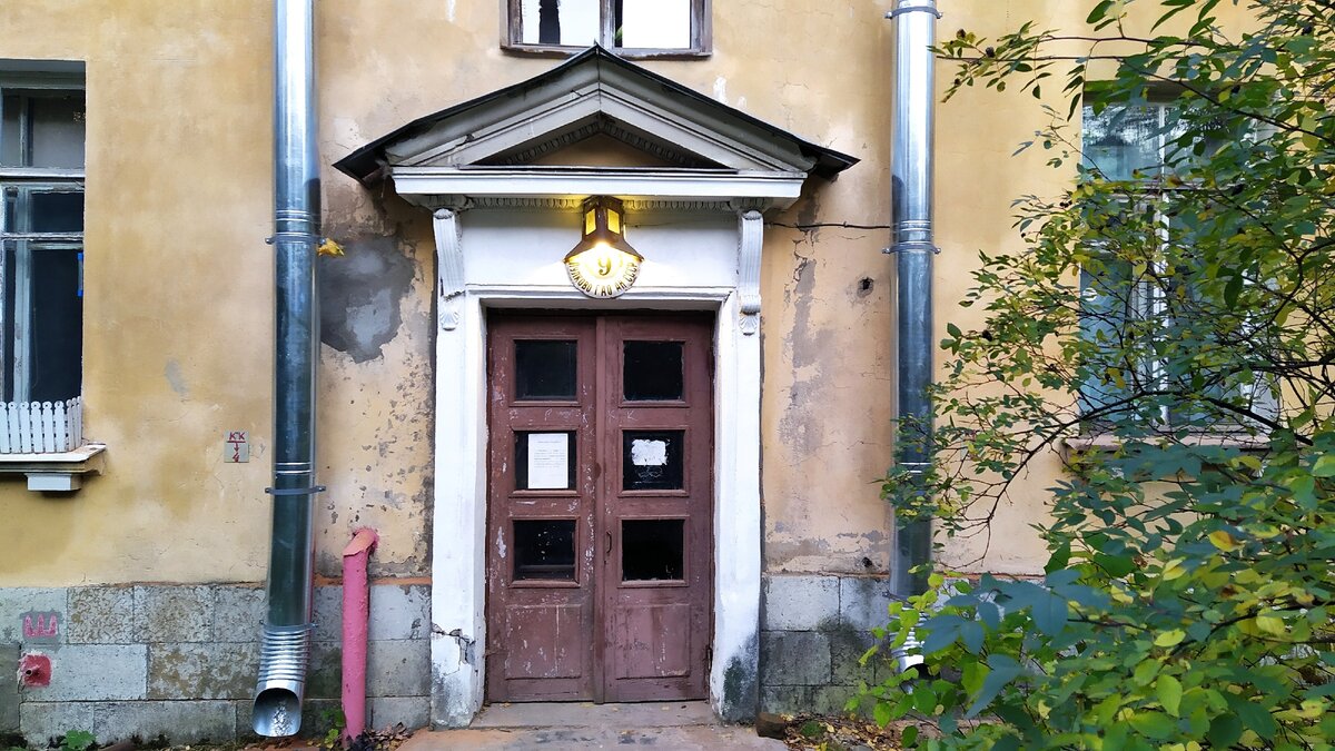 Такие таблички делали по образцу 19 века. Номер дома на них виден спереди, слева и справа. И днём, и ночью. Красиво и удобно ➡