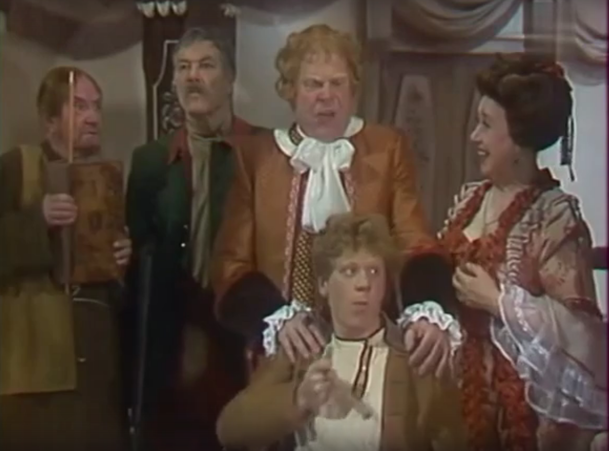 Госпожа Простакова: "Робенок, не выучась, поезжай-ка в тот же Петербург; скажут, дурак. Умниц-то ныне завелось много. Их-то я боюсь". Вральман: "Чефо паяться, мая матушка? Расумнай шеловек никахта ефо не сатерёт, никахта з ним не саспорит; а он с умными лютьми не сфясыфайся, так и пудет плаготенствие пожие!" В оформлении публикации использованы кадры из фильма-спектакля "Недоросль" (1987).