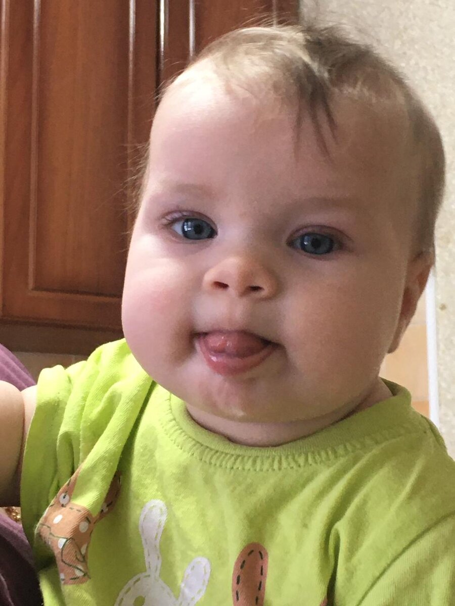 Малыши в шесть месяцев уже очень активные.