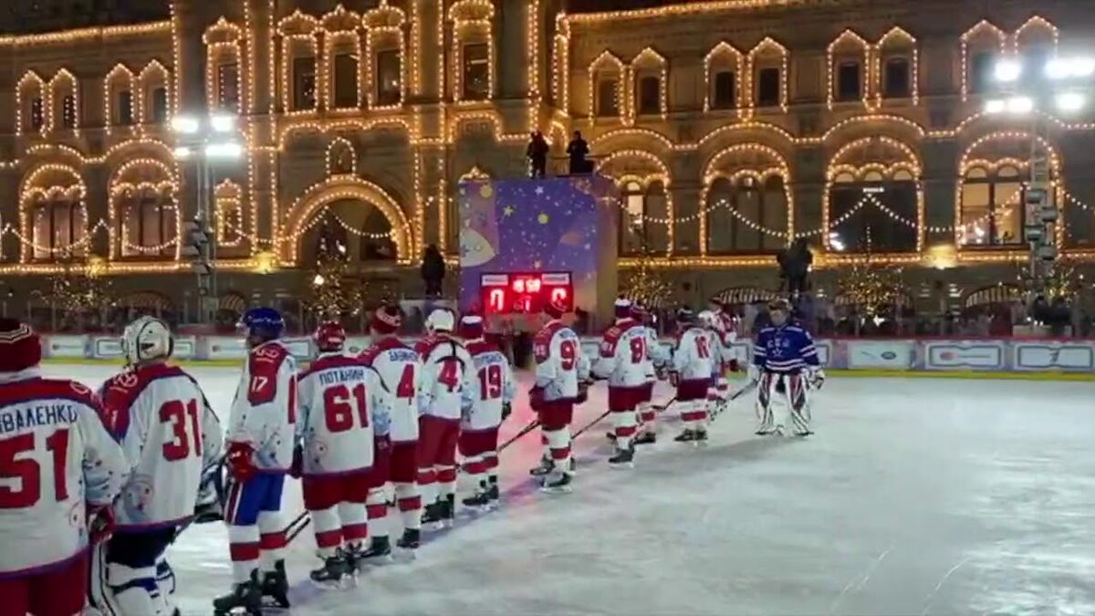 Хоккей  на Главной  площади страны.