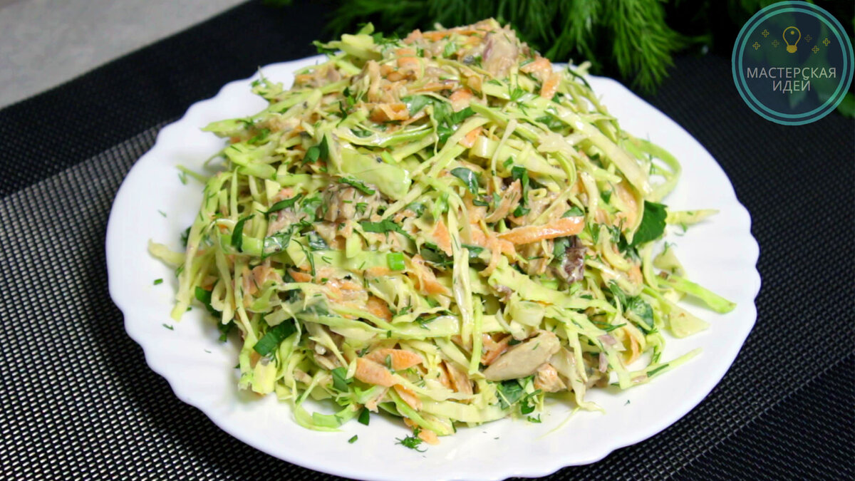 Салат с капустой и консервированной скумбрией.