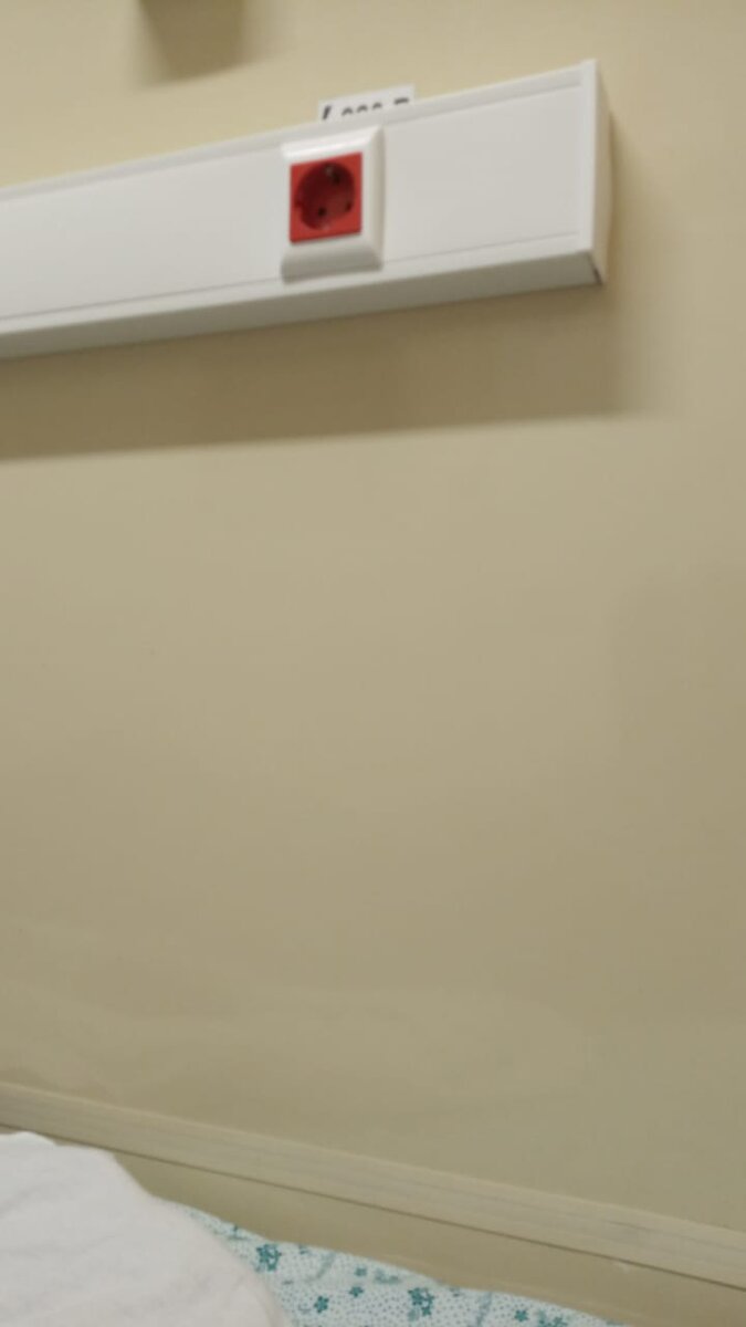 Розетка прям возле кровати