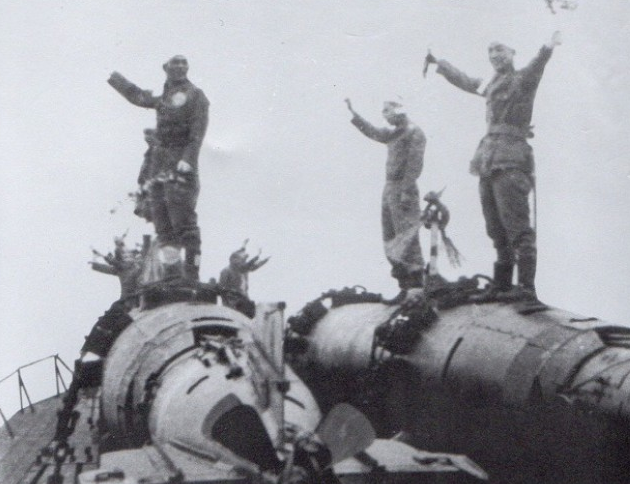 Фото из свободного источника Яндекс Картинки. Японские смертники перед посадкой в торпеды