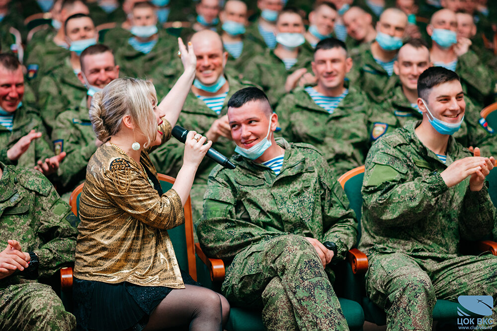 Артисты творческой группы ЦОК ВКС выступили в Наро-Фоминске для участников Парада Победы на Красной площади