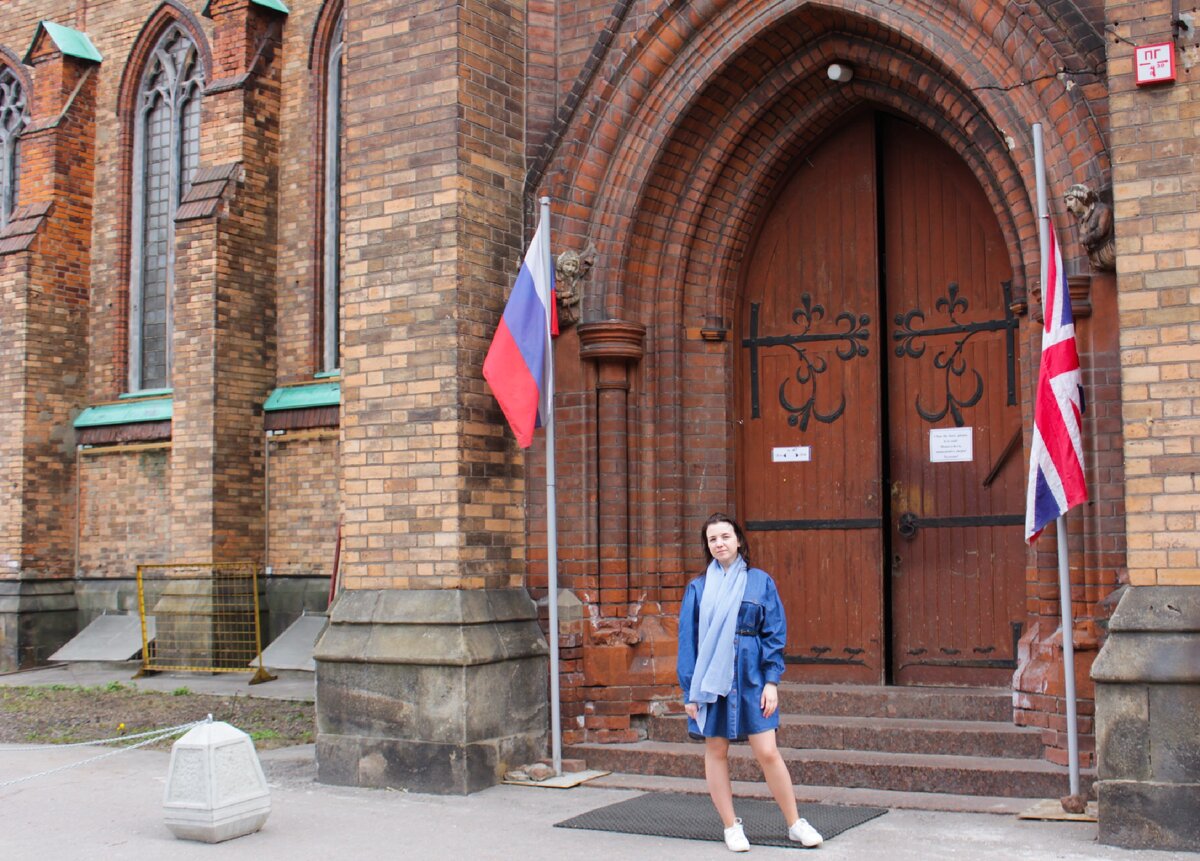 Красавица жена у входа в базилику