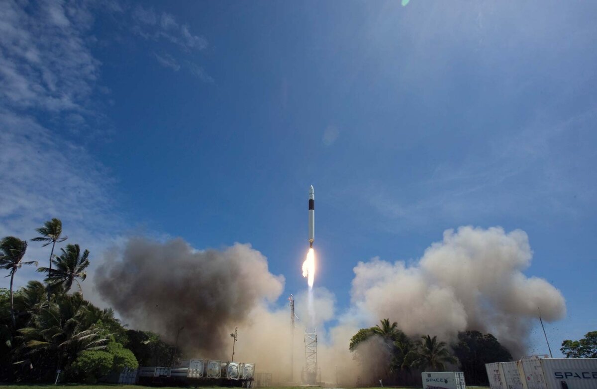 Ракета старт 1. SPACEX Falcon 1. Falcon 1 Rocket. Falcon 1 Launch. Falcon 1 2006.
