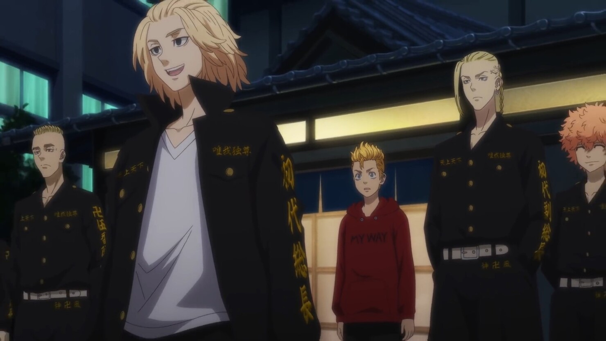 Вон тот парень в красном - Такемити  Ханагаки, и в округ стоят члены токийской свастики.