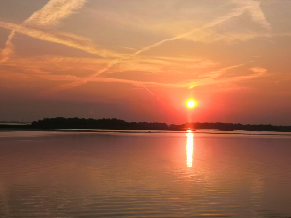 Медленно, не торопливо, не спеша выходит из-за горизонта всеми любимое Солнышко.