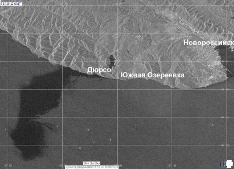Нефтяной разлив в районе Новороссийска. Радиолокационное изображение получено 8 августа 2021 в 18:20 часов местного времени с помощью спутника Sentinel-1 (Фото: iki.cosmos.ru)