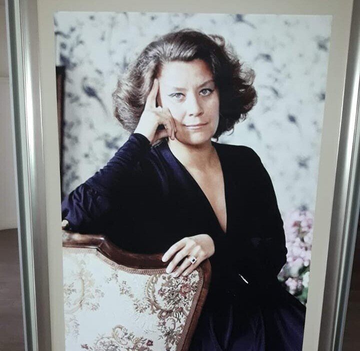 Большой портрет Елены  Васильевны Образцовой стоит в холле , рядом всегда живые цветы.