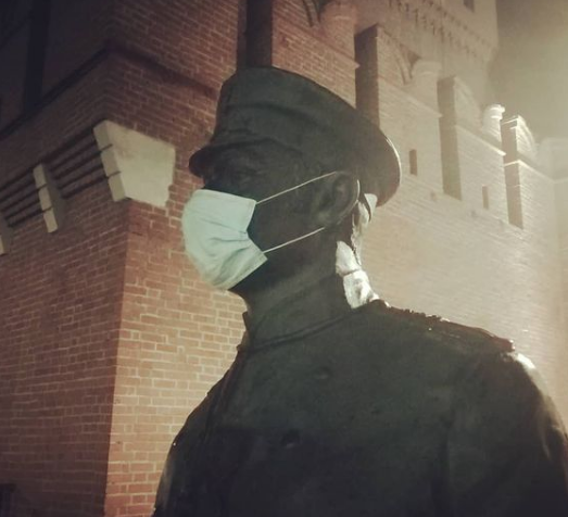 Памятник городовому у кремля