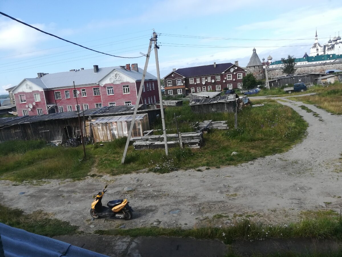 Этот сарайчик, к которому припаркованы наши велосипеды, нам предложили в качестве жилья