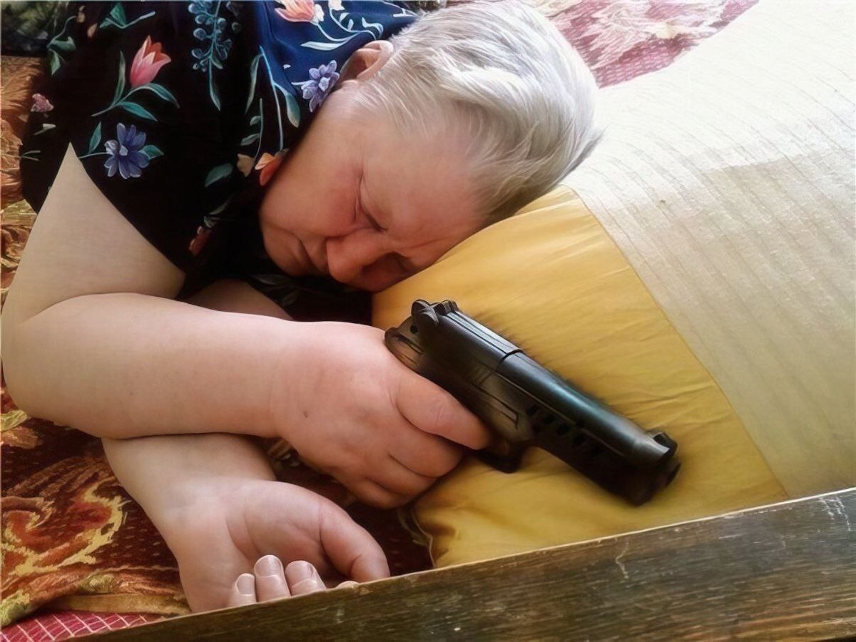 Устал бабушка. Бабушка уснула.