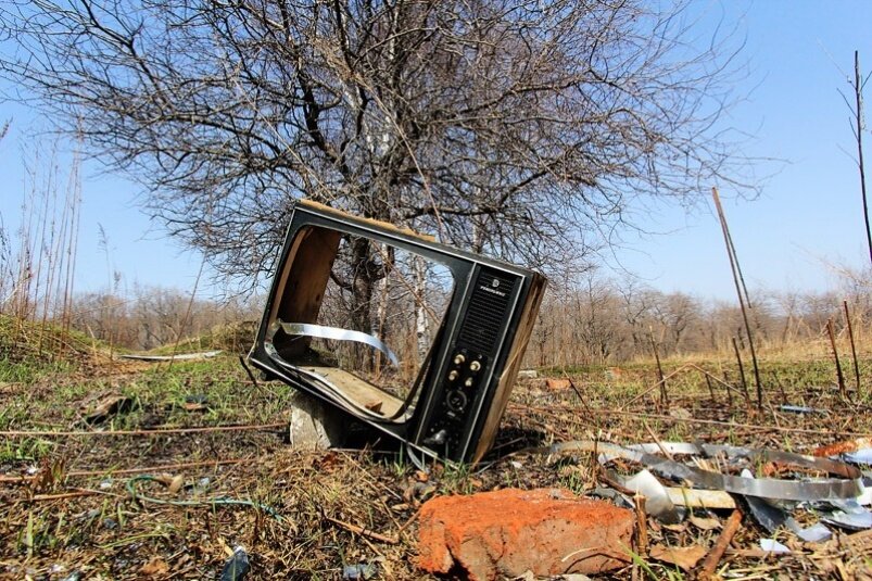 Выброшенный телевизор. Иллюстративное фото.