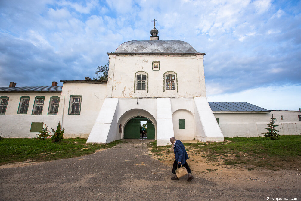 Николо-Тихонов Лухский монастырь, врата. Ивановская область. Фото автора статьи  