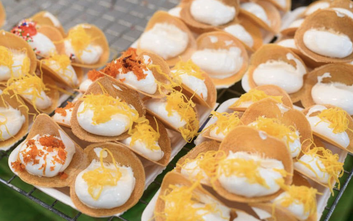 Khanom Bueang, также известный как Thai Crispy Pancakes, - это древняя и широко популярная тайская закуска.