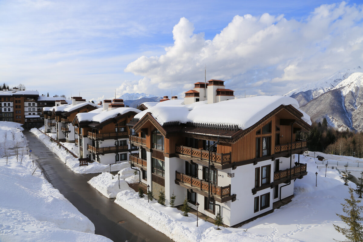 Двухэтажные корпуса с апартаментами в  "Поляна 1389 Отель и Спа". Фото из личного архива