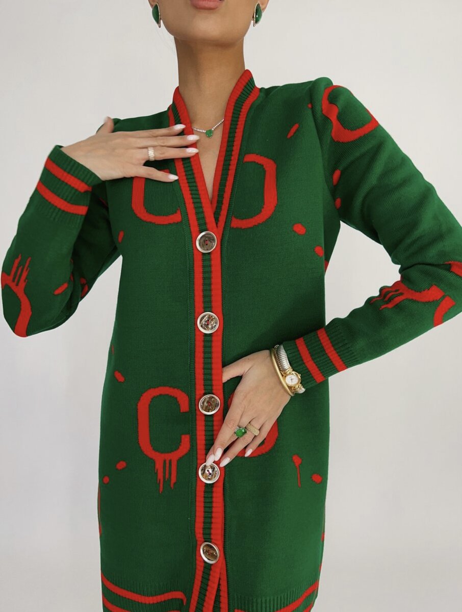  Не секрет, что каждая женщина стремится к самовыражению и мечтает создать сногсшибательный образ, привлекающий внимание окружающих. Проявить фантазию и воплотить творческие идеи позволяет многообразие предметов женского гардероба. Соединяя платье с кардиганом, удается составить великолепные ансамбли неповторимого стиля и проявить дизайнерский талант. Эти элементы сами по себе очень красивы и нарядны, а соединяясь воедино, дают неожиданные результаты и позволяют создавать шикарные луки.. 