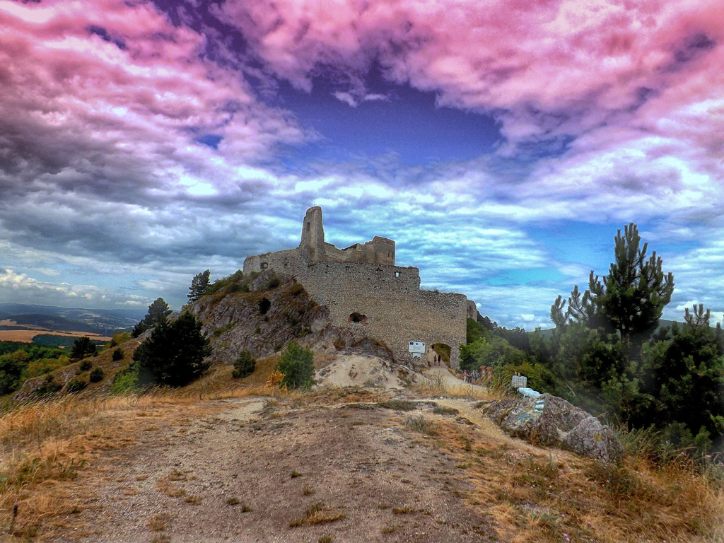 Замок Эльжбеты Батори. Фото взято из открытых источников