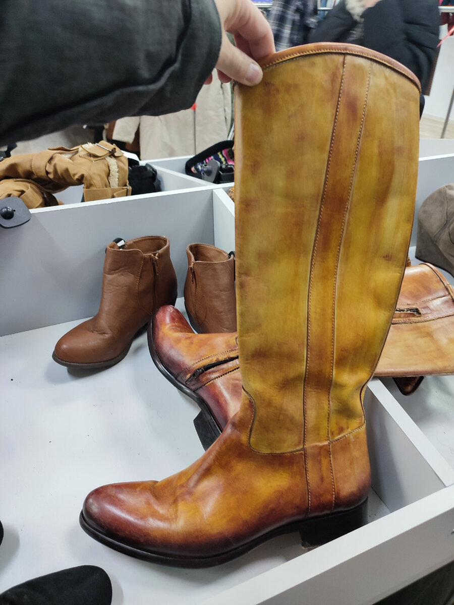 Высокие сапоги 39 размера.