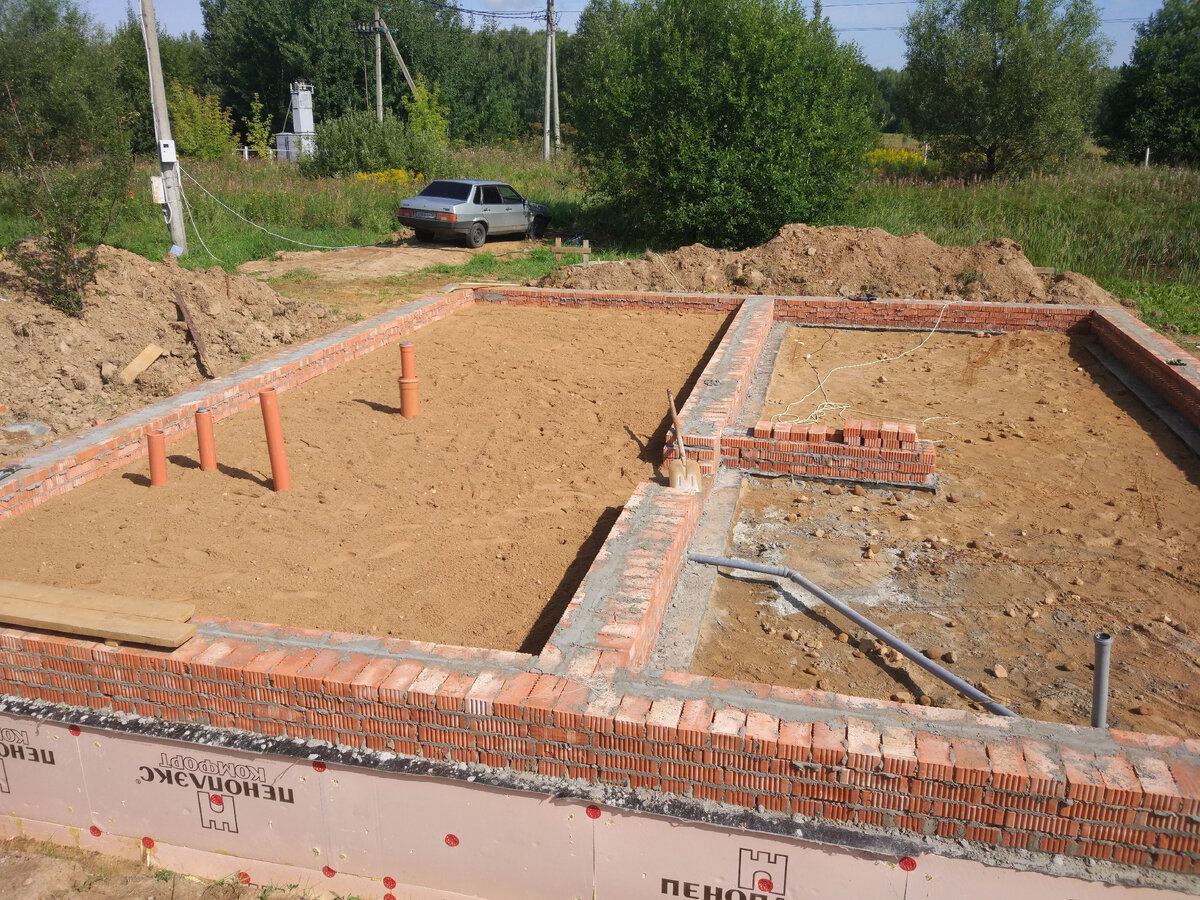 Цоколь из четырех рядов кирпича