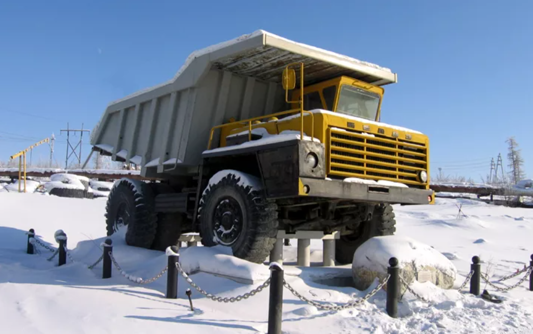 russiantowns.livejournal.com. Фото с Яндекса. Памятник машине 80 годов ХХ века.