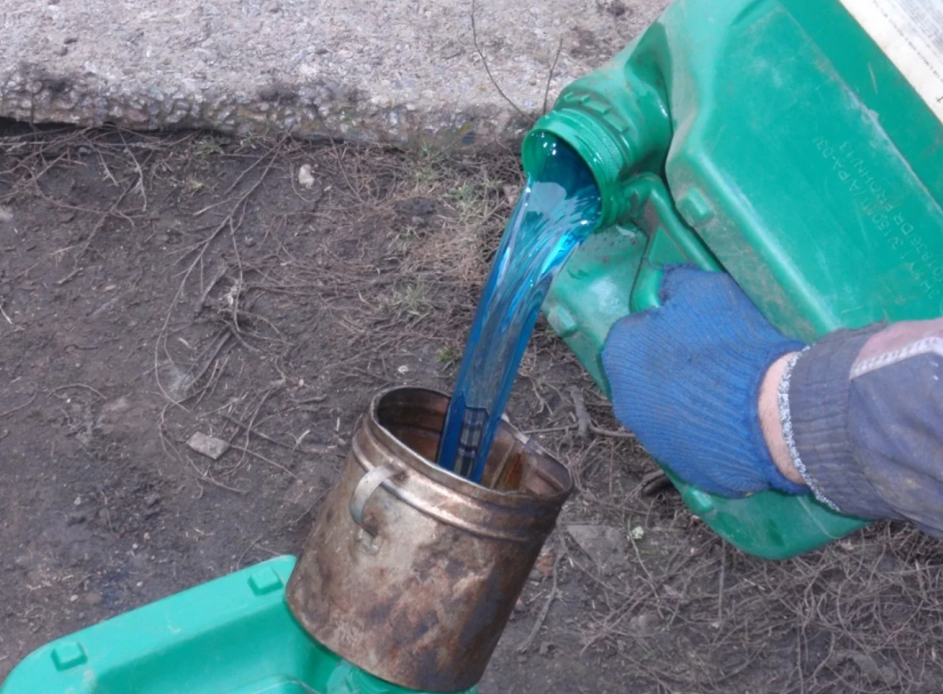 Как можно использовать бензин. Как можно использовать бензин. Бенин. Крашеная солярка. Топливо в канистру на азс.