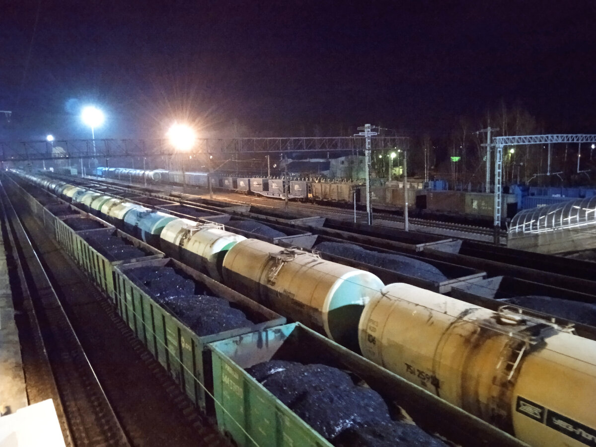 Тронутся составы в свой дальний путь в этой ночной красоте. Фото автора.