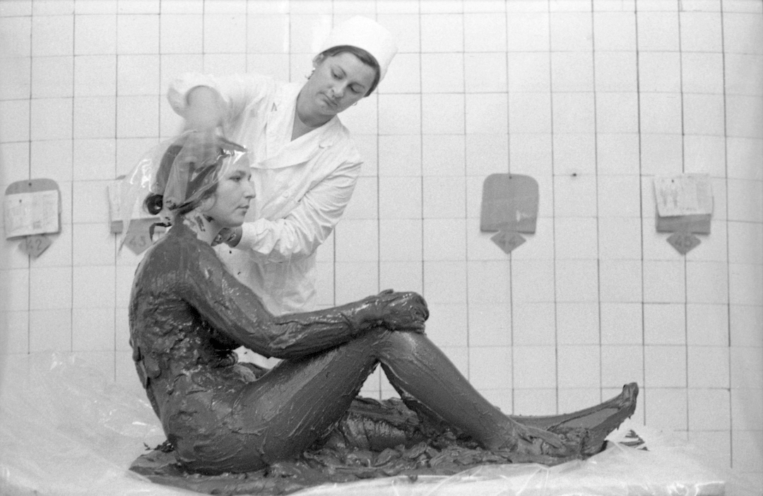 Украинская ССР, Крымская область. Врач санатория "Ударник" проводит процедуру с использованием лечебной грязи (1975 год)