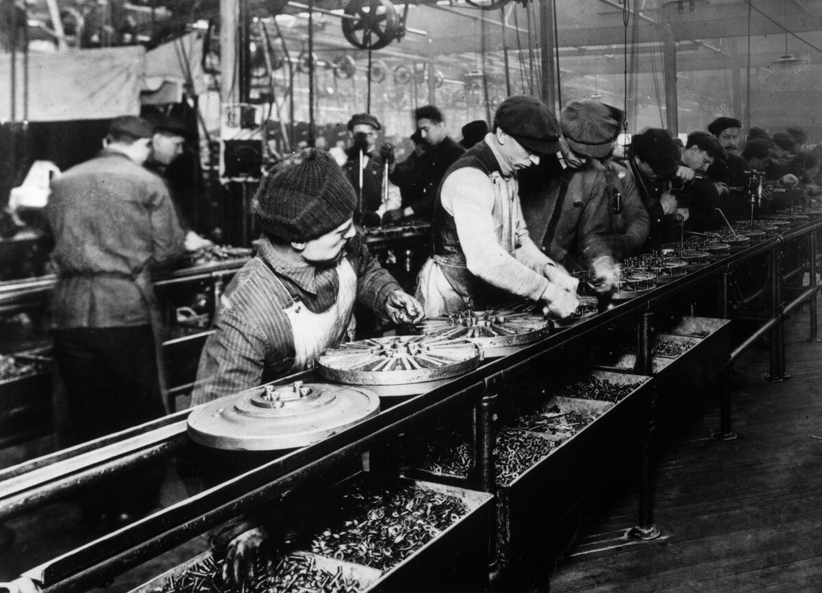 Сборочный конвейер Форда, 1913 год https://upload.wikimedia.org/wikipedia/commons/2/29/Ford_assembly_line_-_1913.jpg
