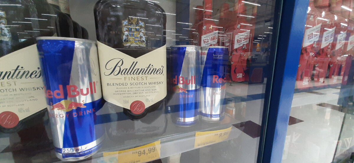 Виски Баллантайнс и энергетик РедБул.