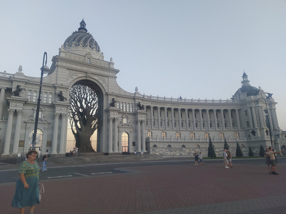 Дворец земледельцев днем