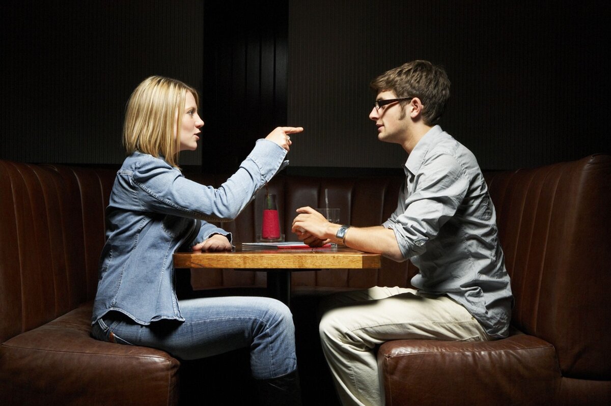 мужчина и женщина ругаются. конфликт в офисе. парень и девушка ссорятся. конфликт в коллективе. стресс проблемы в семье.