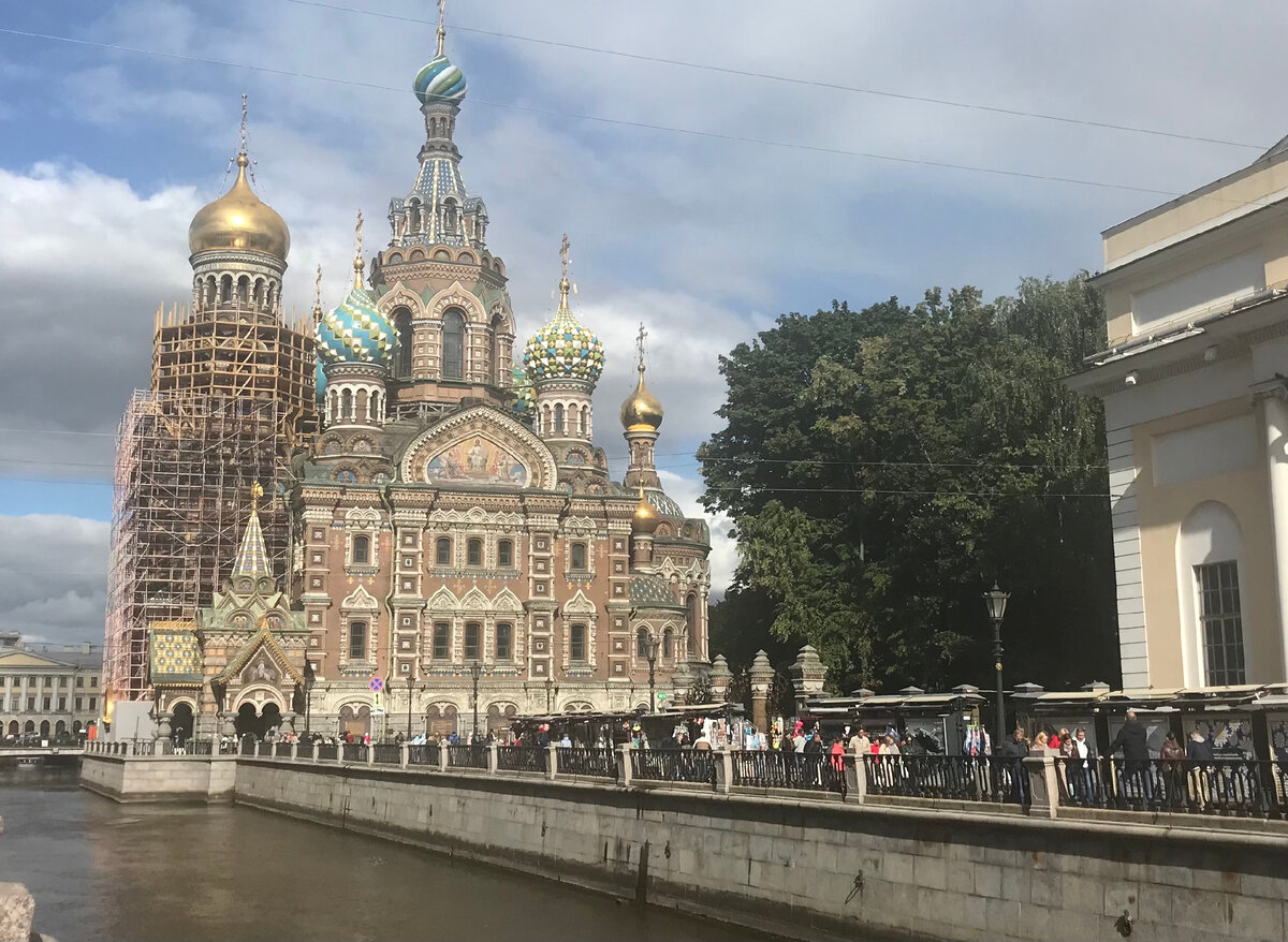 Некоторые купола девятиглавого Спаса на Крови имеют позолоченное покрытие, другие - эмалевое 
