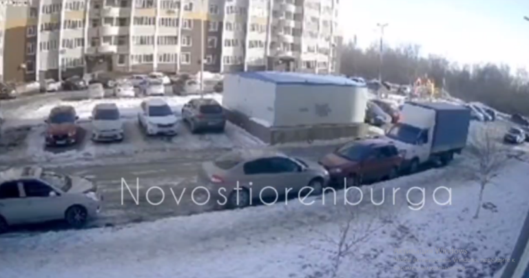    В Оренбурге на улице Донковцева «ГАЗель» без тормозов протаранила три легковушки Белов Михаил Александрович