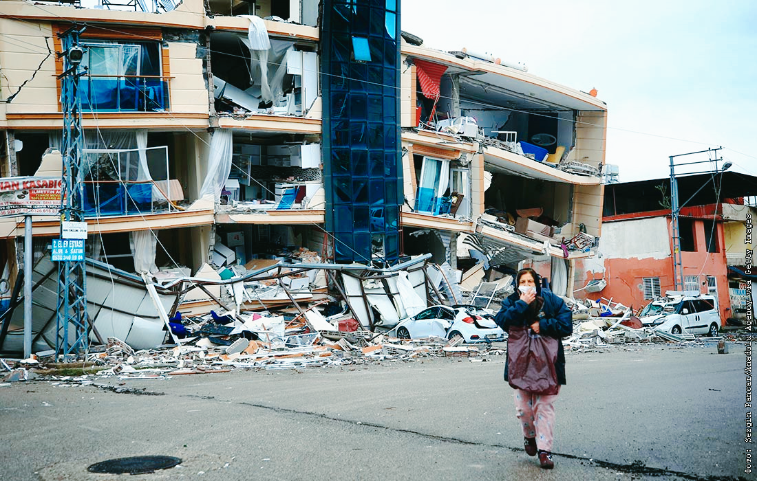 Разрушенный дом в следствие землетрясения