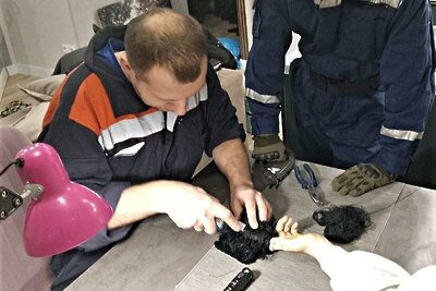    Снятие катушки ниток с пальца подростка © Пресс-служба ГКУ МО «Мособлпожспас»