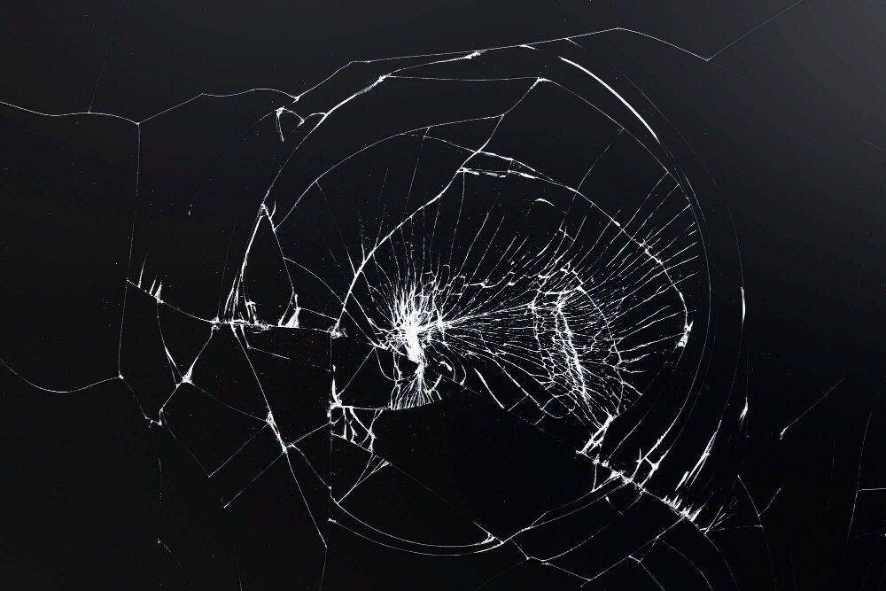 https://ru.freepik.com/free-photo/black-cracked-background-with-broken-glass-texture_17592659.htm#query=тёмное%20зеркало&position=10&from_view=search&track=sph