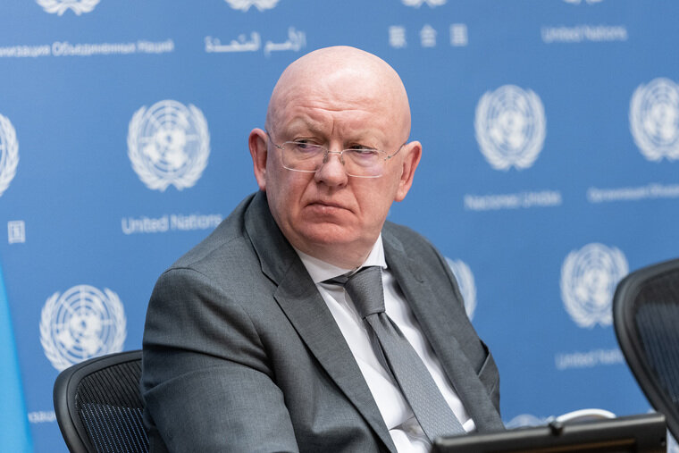    Несколько сотен танков Киеву погоды не сделают, заявил Василий Небензя.