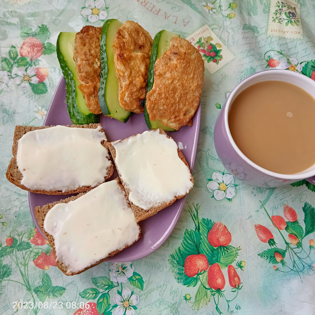 бутеры с плавленным сыром, огурцом и куриной грудкой в яйце