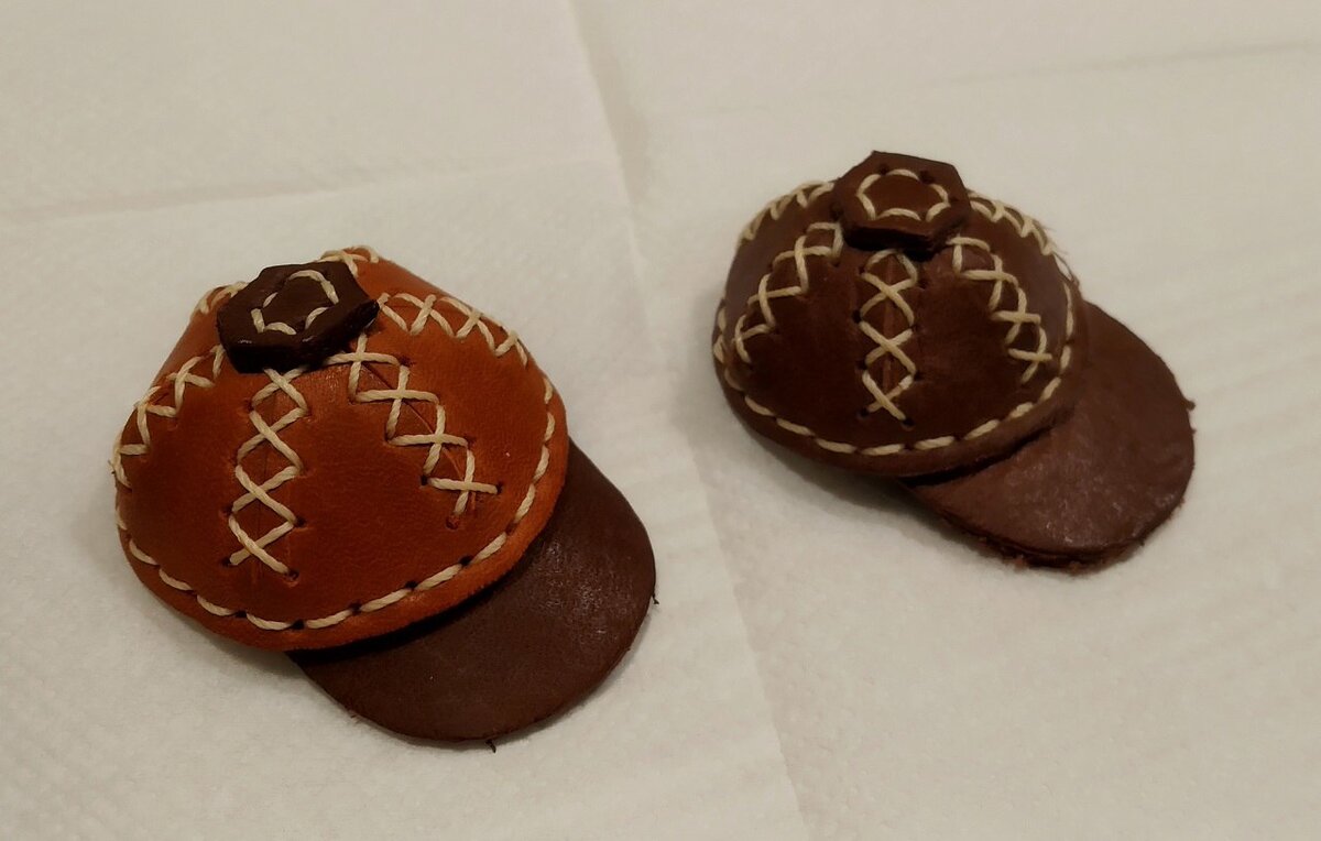 Смешные брелки в виде кожаных кепок. Бессмысленные, но милые вещицы...