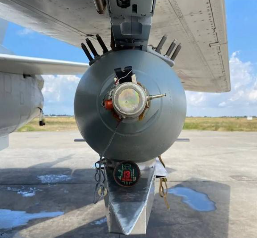 Российские бомбы с УМПК изначально были интегрированы только с фронтовым бомбардировщиком Су-34. Теперь их можно запускать с Су-24М, Су-30СМ, а в перспективе - с любого российского боевого самолёта. Фото ТГ Уголок неба