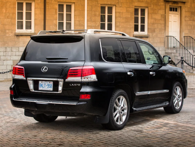 Вид Lexus LX 570 с зади