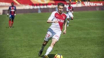 23-летний игрок «Монако» покрасил волосы в белый цвет. Такое фото появилось на фанатской странице футболиста в социальной сети Инстаграм.
