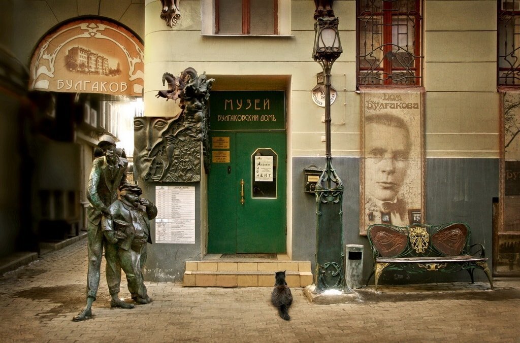 Поклонники  знаменитого писателя здесь частые гости