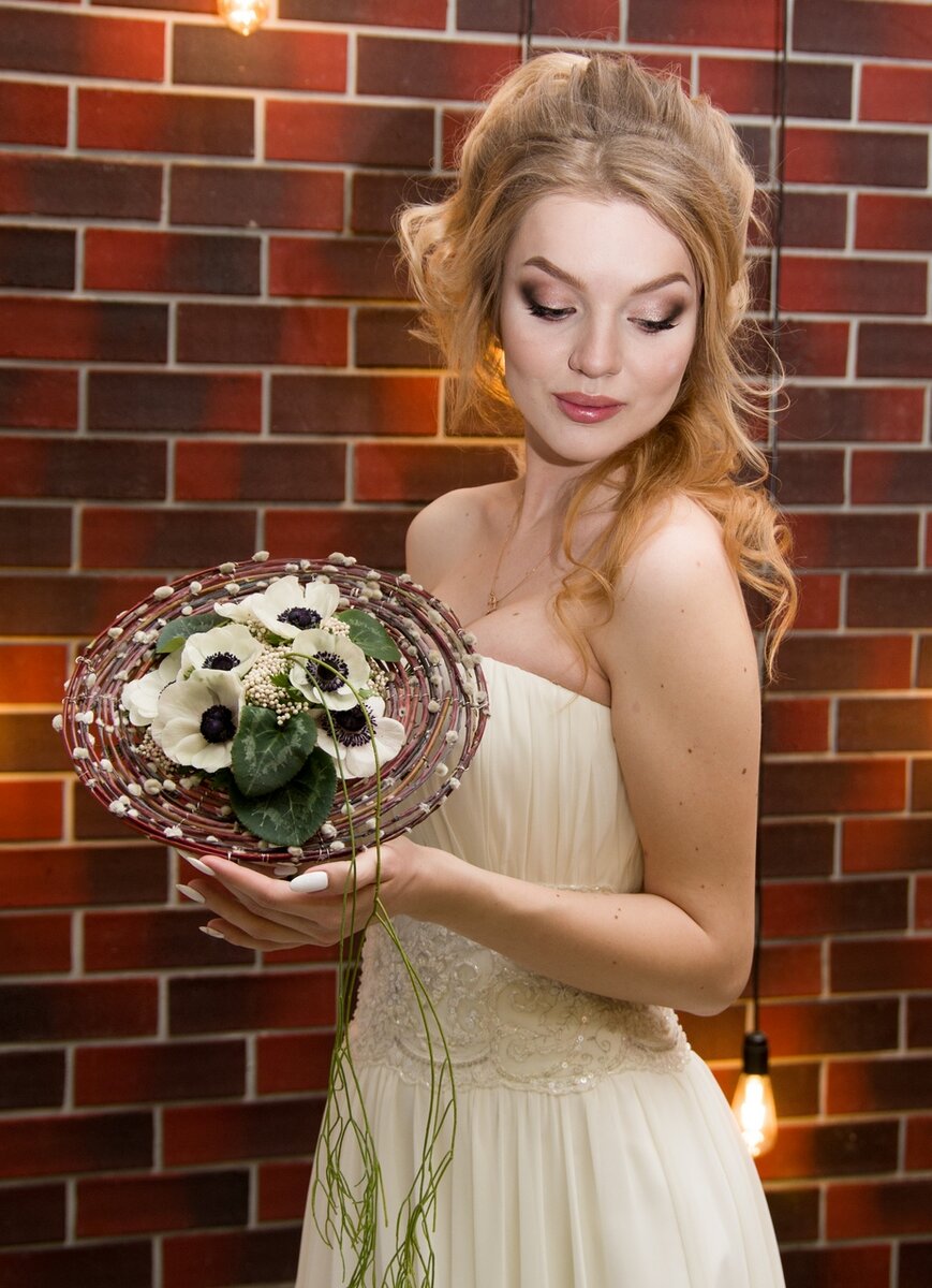 Букет с анемонами для весенней свадьбы на каркасе из вербы. В декоре: озотамнус, рипсалис, листья цикламена. Букет Павел Горбенко, фото Ярослав Радчук